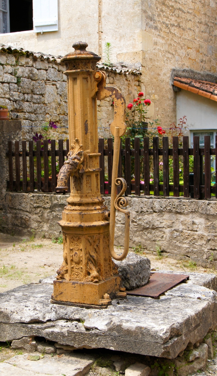 Pres-de-l-eglise-saint-hilaire, rue du pont de Saint Hilaire. - Melle