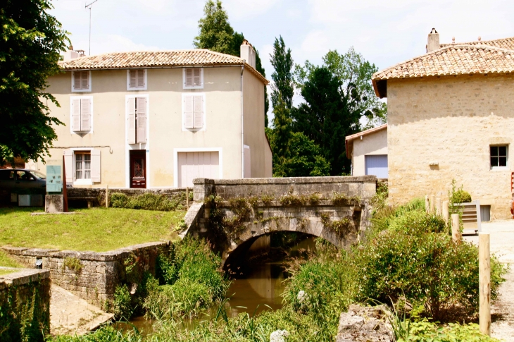 Petit-pont-sur-la-beronne-pres-de-l-eglise-saint-hilaire - Melle