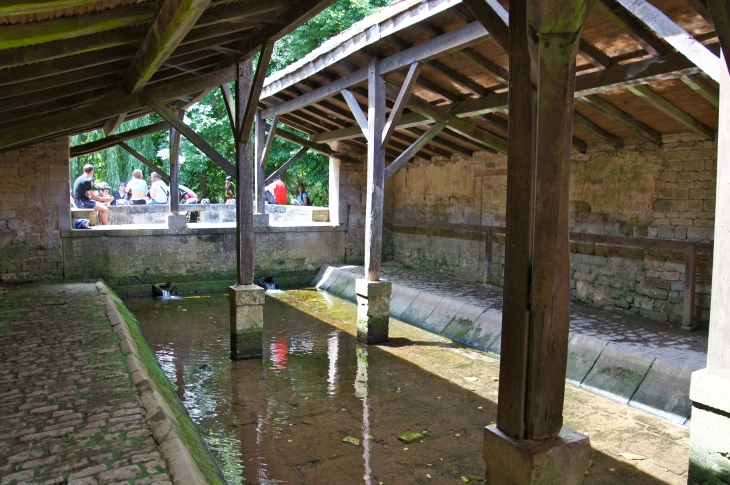 Le lavoir de Loubeau,, sa particularité réside dans son toit ouvert au dessus du bassin. - Melle