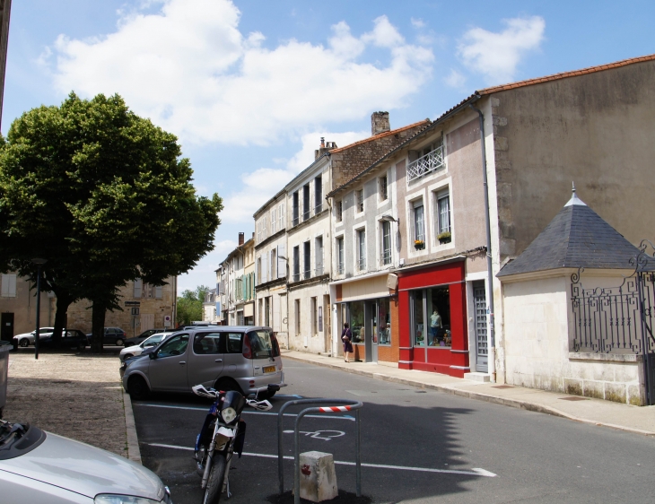 Près de la place de l'hotel du medoc. - Melle