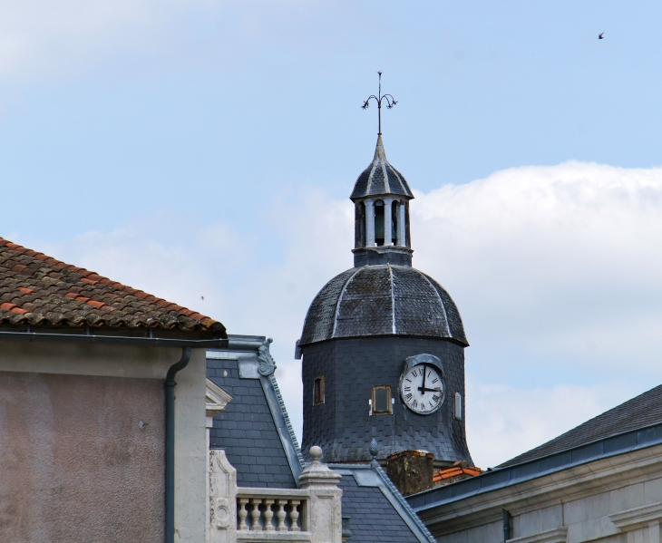 De l'ancien collège ne subsiste qu'une tour d'escalier transformée en beffroi à la fin du XVIIIe siècle. - Melle