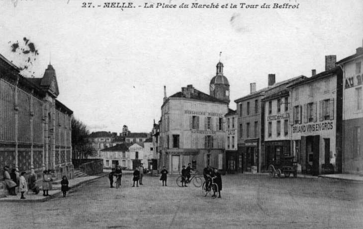 La place du marché et la tour du beffroi, vers 1910 (carte postale ancienne). - Melle