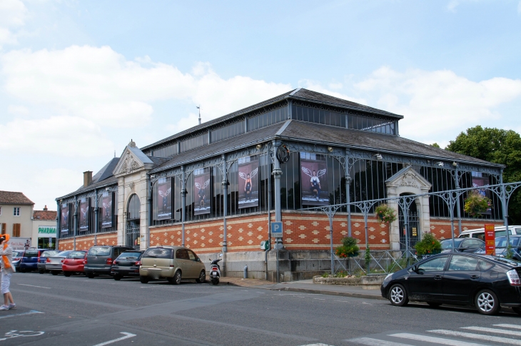 Les Halles construites en 1903; restaurées en 1993, juin 2013. - Melle