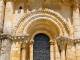 Photo suivante de Melle Absidiole sud, baie sud : pointes de diamant et tores. Eglise Saint Pierre.