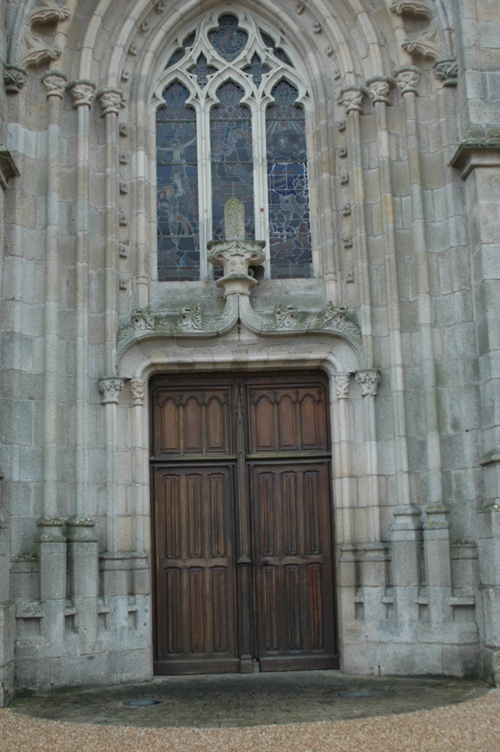 Facade du portail de l'église - Moncoutant