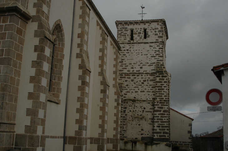 Eglise-et-son-ancien-clocher-roman - Moutiers-sous-Chantemerle