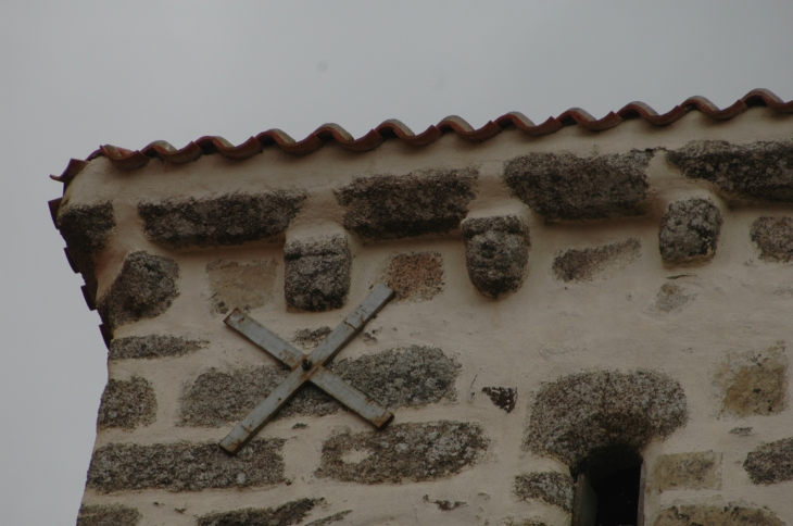 Modillon roman sur le clocher de l'église  - Moutiers-sous-Chantemerle