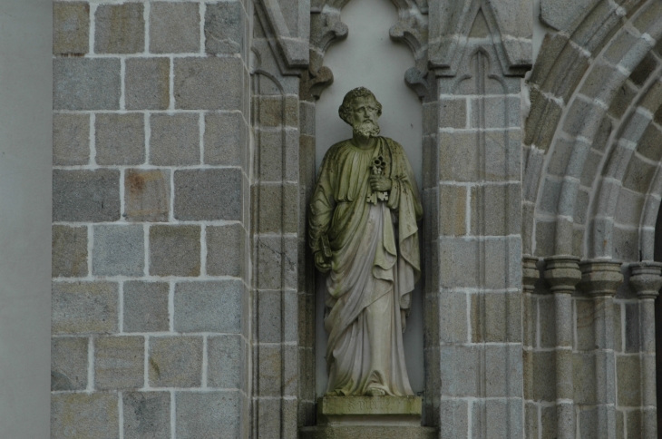 Autre statuette sur la facade gauche de l'église - Moutiers-sous-Chantemerle