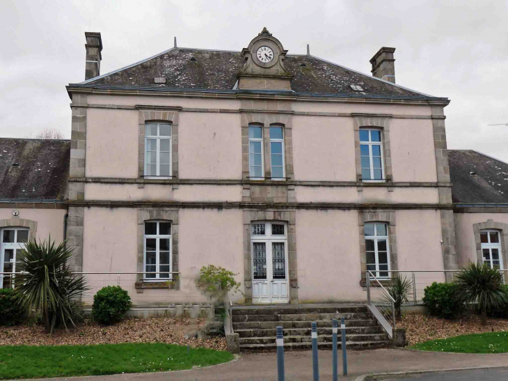 La mairie - Nueil-les-Aubiers