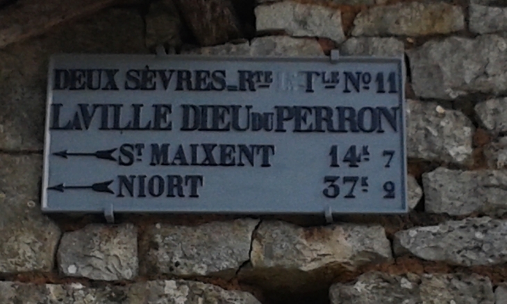 Plaque de cocher RN 11 à La Villedieu - Pamproux