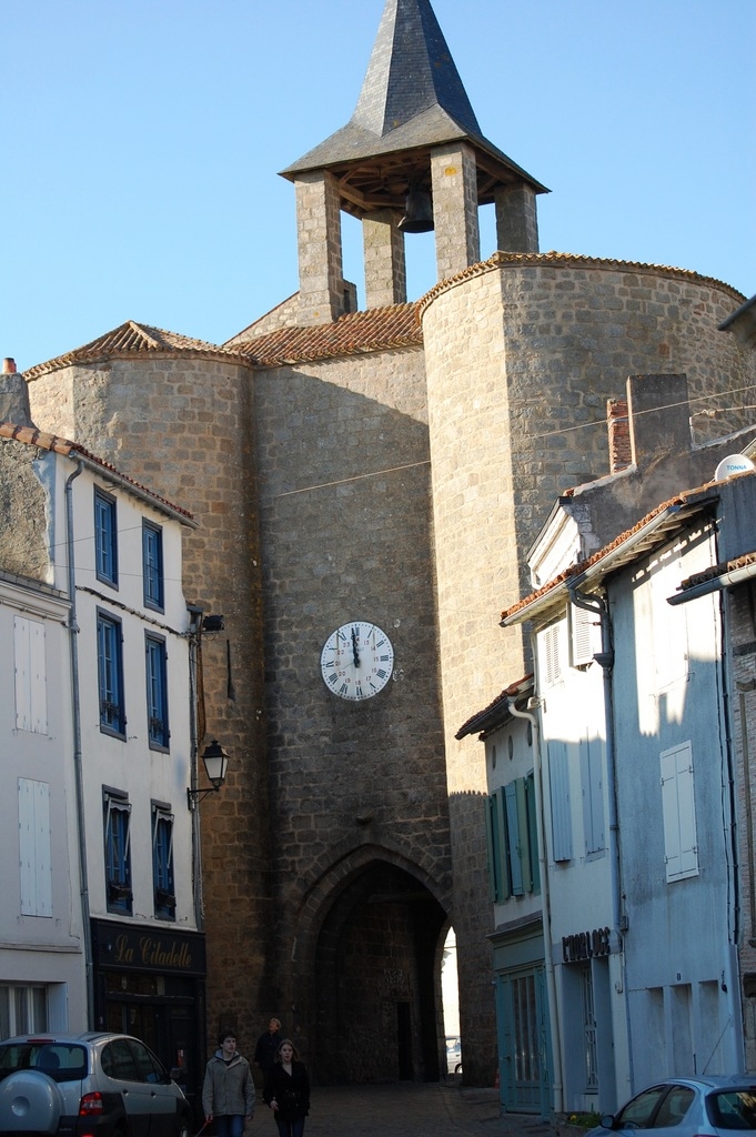 L'horloge sur la porte - Parthenay