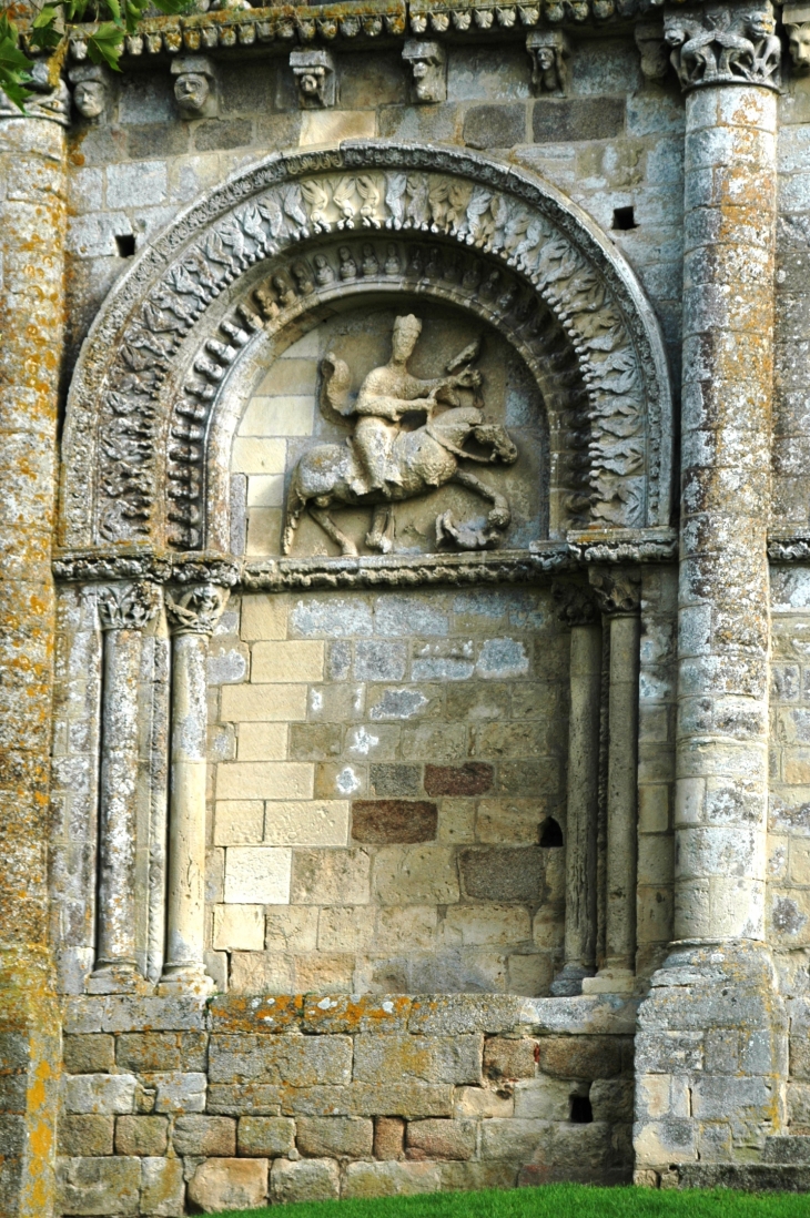 Détail du portail de l'église St Pierre de Parthenay le vieux 