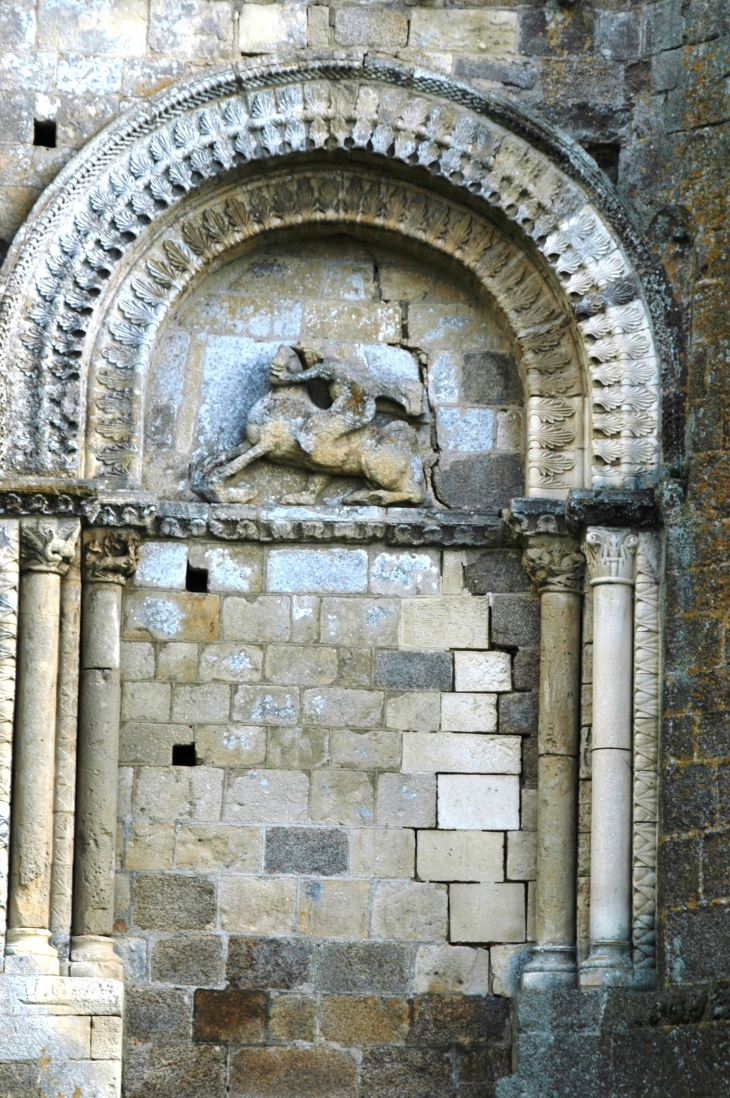 Détail de la facade de l'église de Parthenay le vieux, panneau de Droite