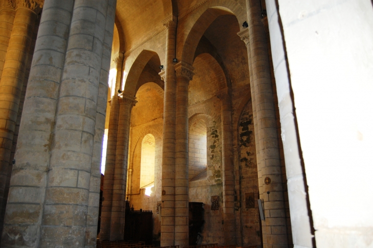 Intéreur Eglise Ste Croix - Parthenay