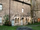 Le cloitre et les entrée de la salle capitulaire , église St Pierre 