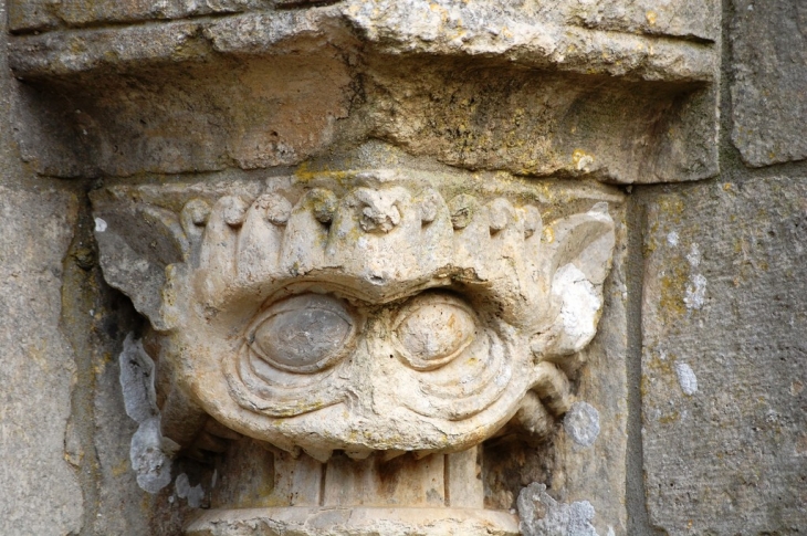 Chapiteau grotesque église - Périgné