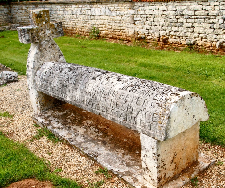 Tombe ancienne du Chevalier Seigneur. - Pers