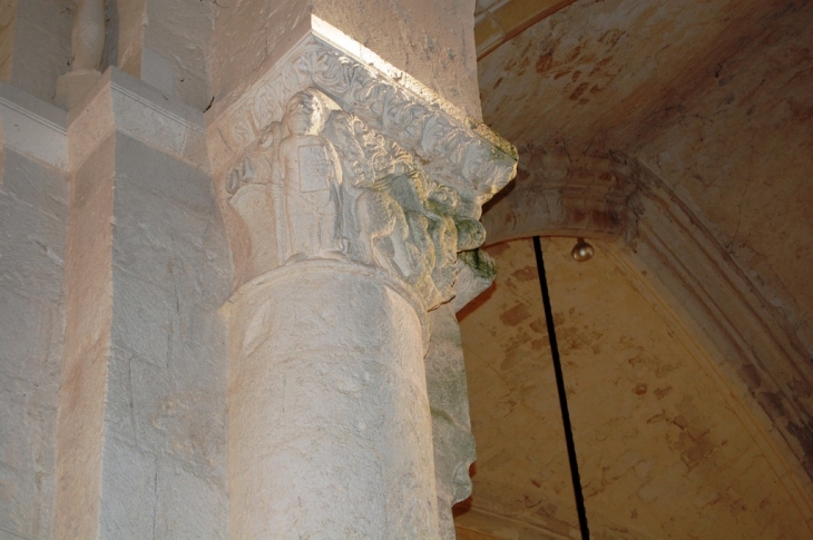 Détails sur pilier représentant l'évéque St Maixent et sa crosse - Prahecq