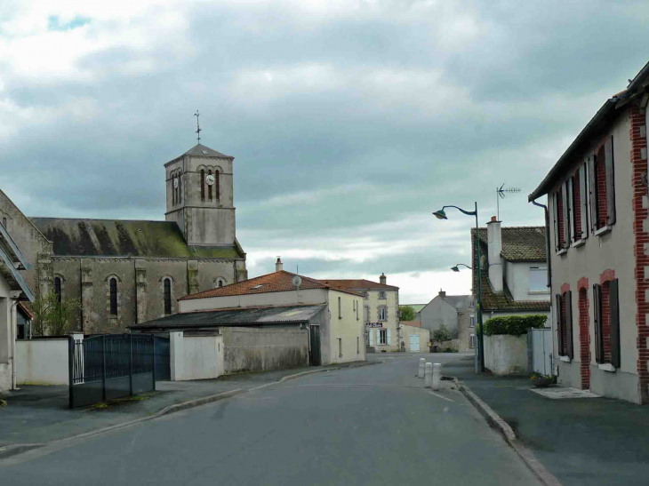 Dans le village vers l'église - Saint-Amand-sur-Sèvre