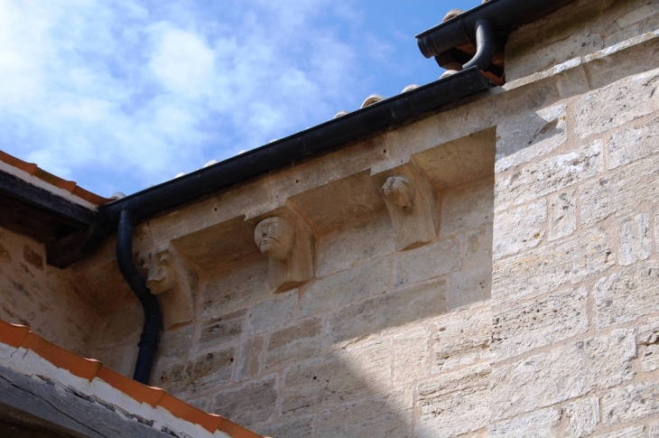 Les modillons de l'église romane - Saint-Georges-de-Noisné