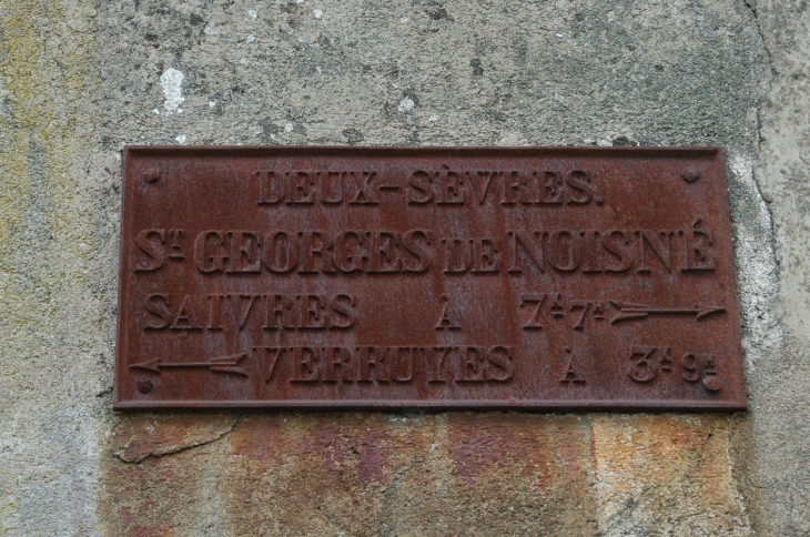 Plaque routière dite de cocher indiquant le lieu (vestiges routiers) - Saint-Georges-de-Noisné