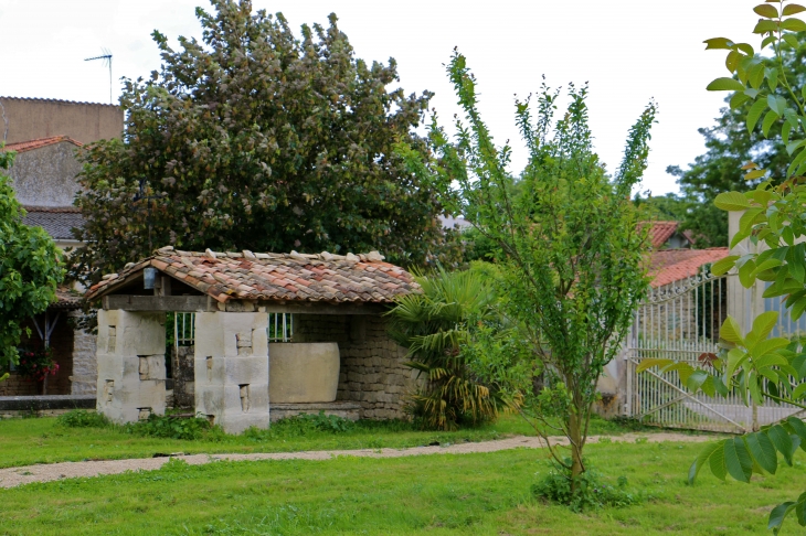 Dans le village. - Saint-Georges-de-Rex