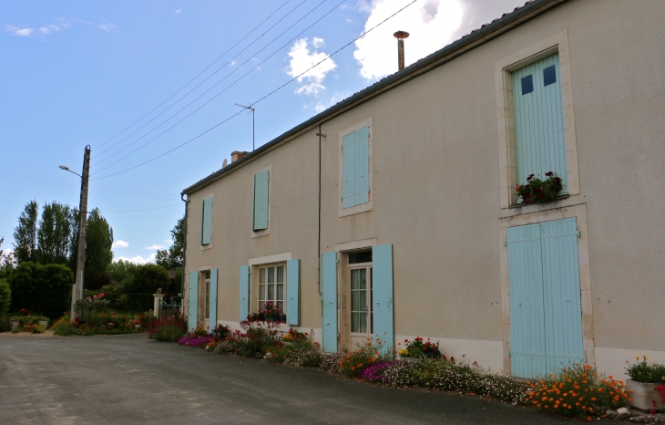 Maison fleurie du village. - Saint-Georges-de-Rex