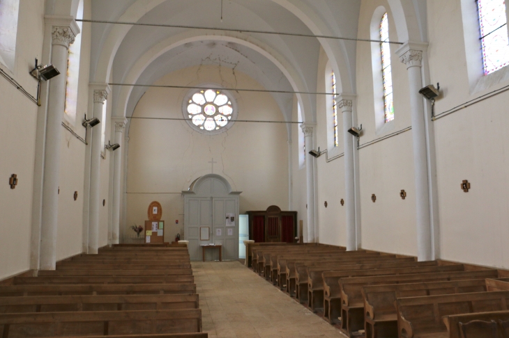 La nef vers le portail de l'église. - Saint-Georges-de-Rex