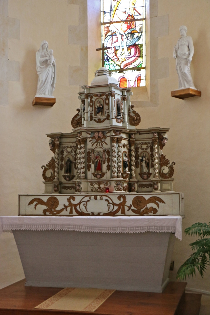 L'autel en bois de l'église actuelle est du XVIIe siècle; c'est celui de l'ancienne église prioriale du prieuré de Saint Georges de Rex. - Saint-Georges-de-Rex