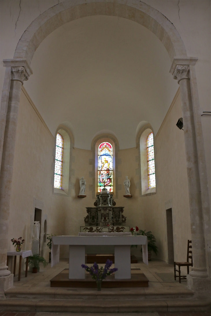 Le choeur de l'église. Abside en cul de four. - Saint-Georges-de-Rex