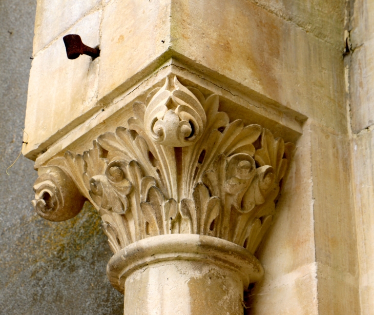 Chapiteau sculpté du portail de l'église. - Saint-Georges-de-Rex