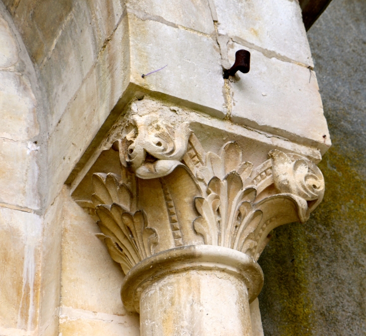 Chapiteau sculpté du portail de l'église. - Saint-Georges-de-Rex