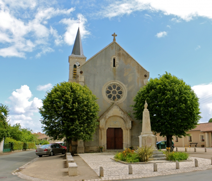 L'église paroissiale saint-Georges a été édifiée en 1881 et 1882 pour remplacer l'église du prieuré qui tombait en ruines. - Saint-Georges-de-Rex