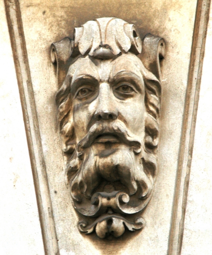 Mascaron sur ancienne caisse d'épargne - Saint-Maixent-l'École