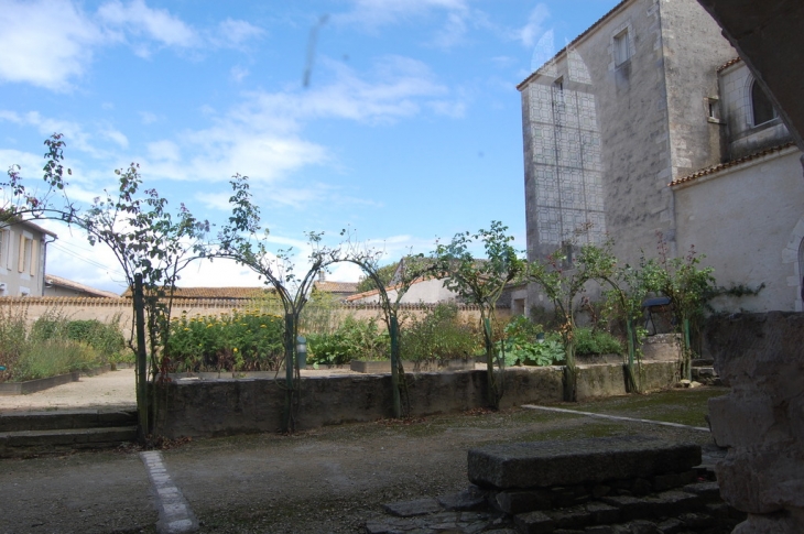 Jardins derriere la commanderie de ST Marc - Saint-Marc-la-Lande