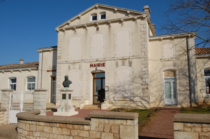 La mairie de Ste Bandine à Tauché - Sainte-Blandine