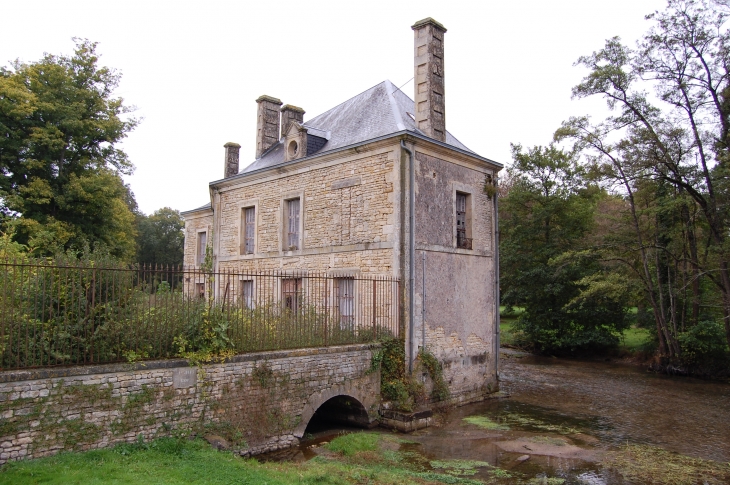 Beau logis sur la riviére Pamproux - Salles