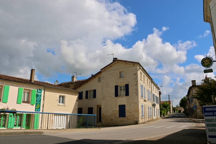 La D1 passe dans le hameau de la Garette. - Sansais