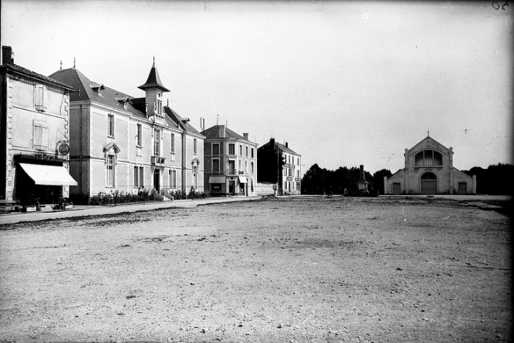 La Mairie carte postale ancienne - Sauzé-Vaussais