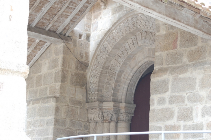 Portail sous le ballet église STe Eulalie - Secondigny