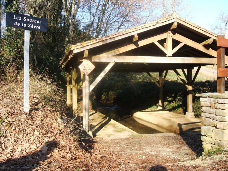 Lavoir qui mêle ses eaux à la source du champs pour donner naissance à la SEVRE NIORTAISE - Sepvret