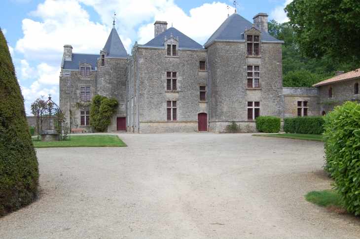 Chateau de Régné  - Souvigné