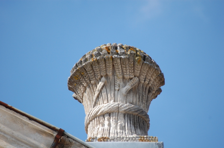 Sculptures qui représente une magnifique  gerbe de blé sur le pignon des halles  - Thénezay