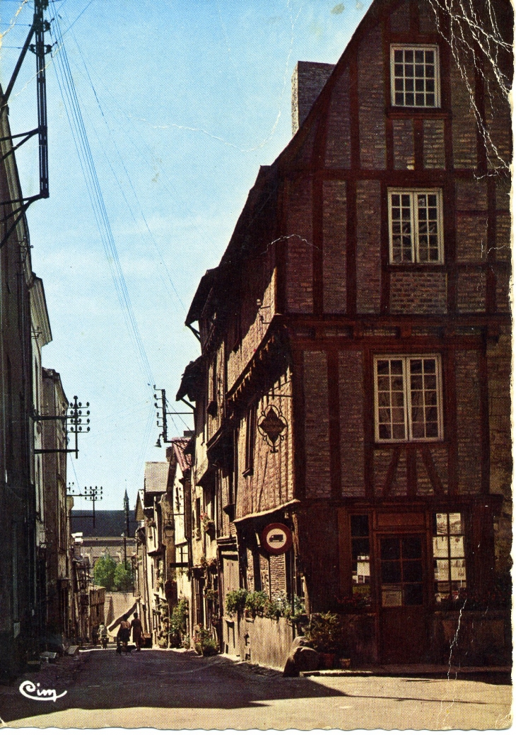 La rue du Château et le Syndicat d'Initiative (carte postale de 1962) - Thouars