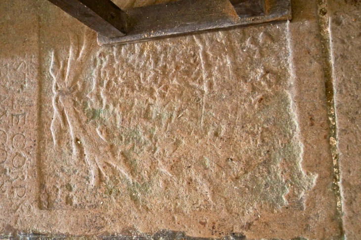 Pierre tombale dans le sol de l'église Saint Martin. - Vançais