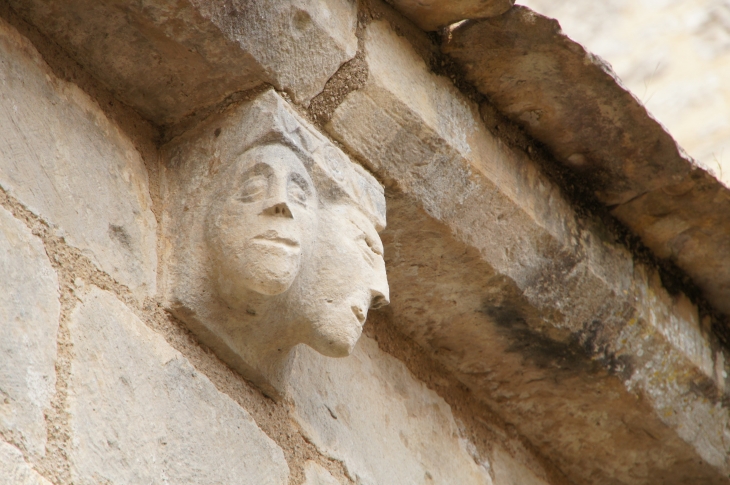 Détail : modillon de l'église Saint Martin. - Vançais