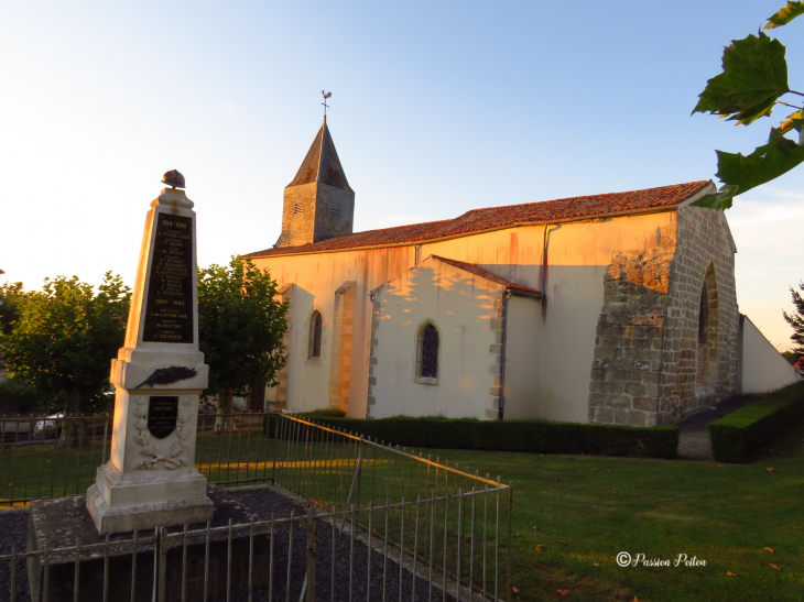 L'église saint Léger et le monument aux morts  de Vautebis dans les Deux-Sèvres