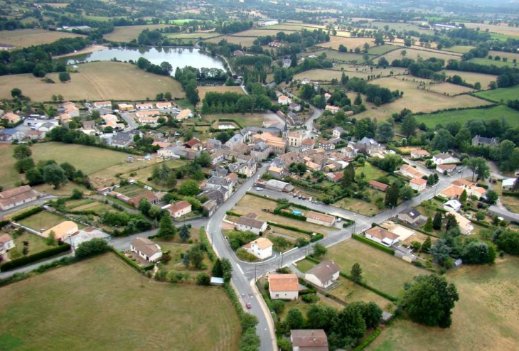 Vue aérienne du bourg. En arrière plan l'étang du Prieuré St Martin - Verruyes