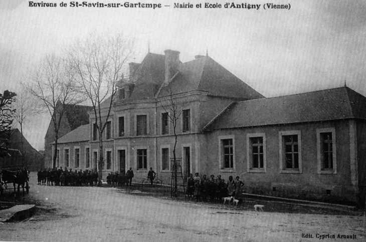 Mairie et école d'Antigny, début XXe siècle (carte postale ancienne).