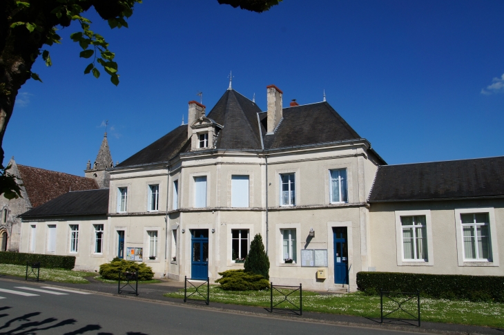 Mairie-et-ecole-en-2013 - Antigny